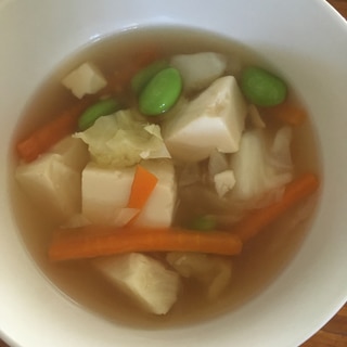 豆腐と枝豆人参の彩りコンソメスープ
